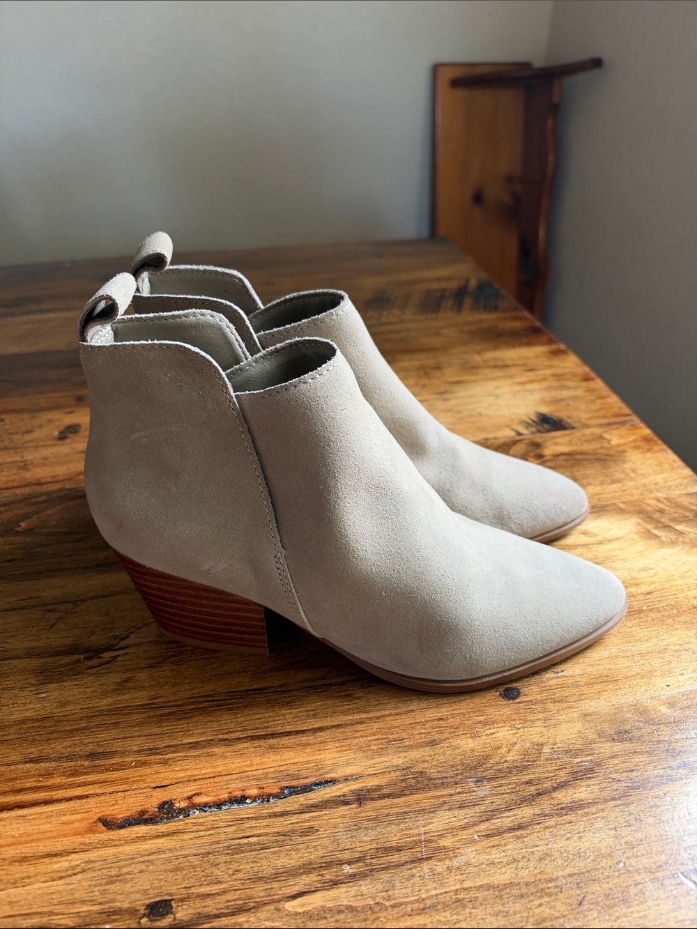 Dolce Vita Sz 8 Like New Tan Suede Ankle Bootie - Classic Side-Cut